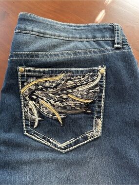 ND Weekend Embroidered Wings Pocket Dark Washed Denim Capri